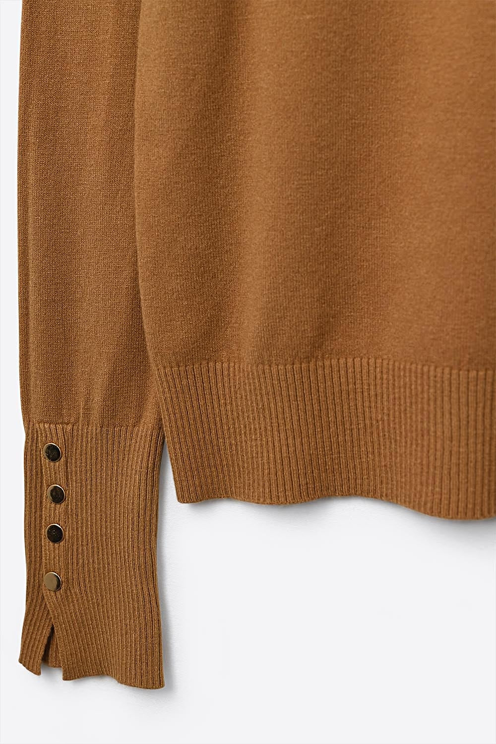 Maglione dolcevita color cammello con bottoni dorati sul polsino