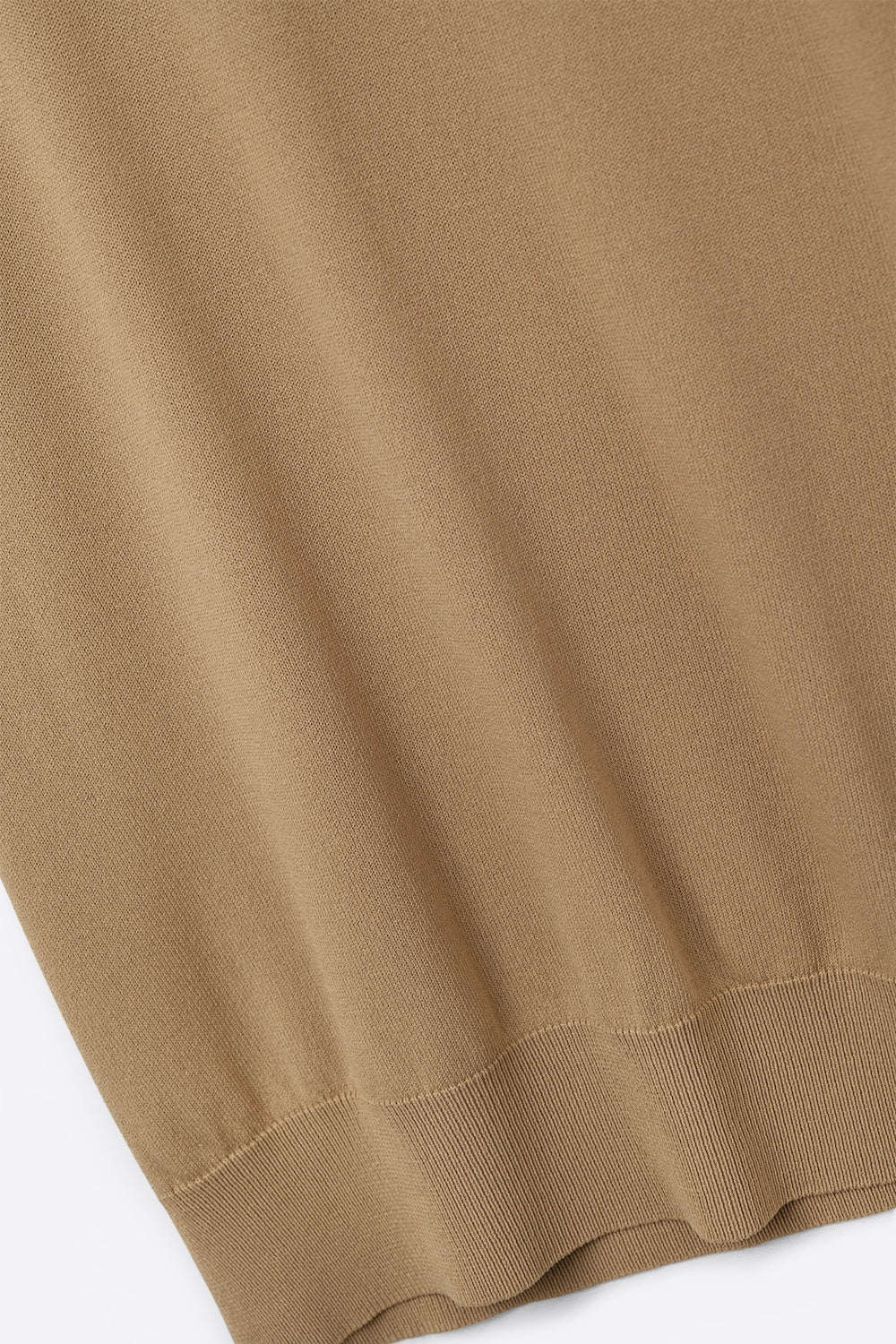 Maglione dolcevita color cammello con maniche corte aderenti