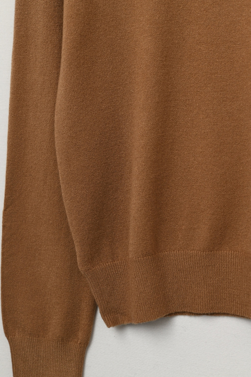 maglione dolcevita color cammello in maglia di lana merino pregiata