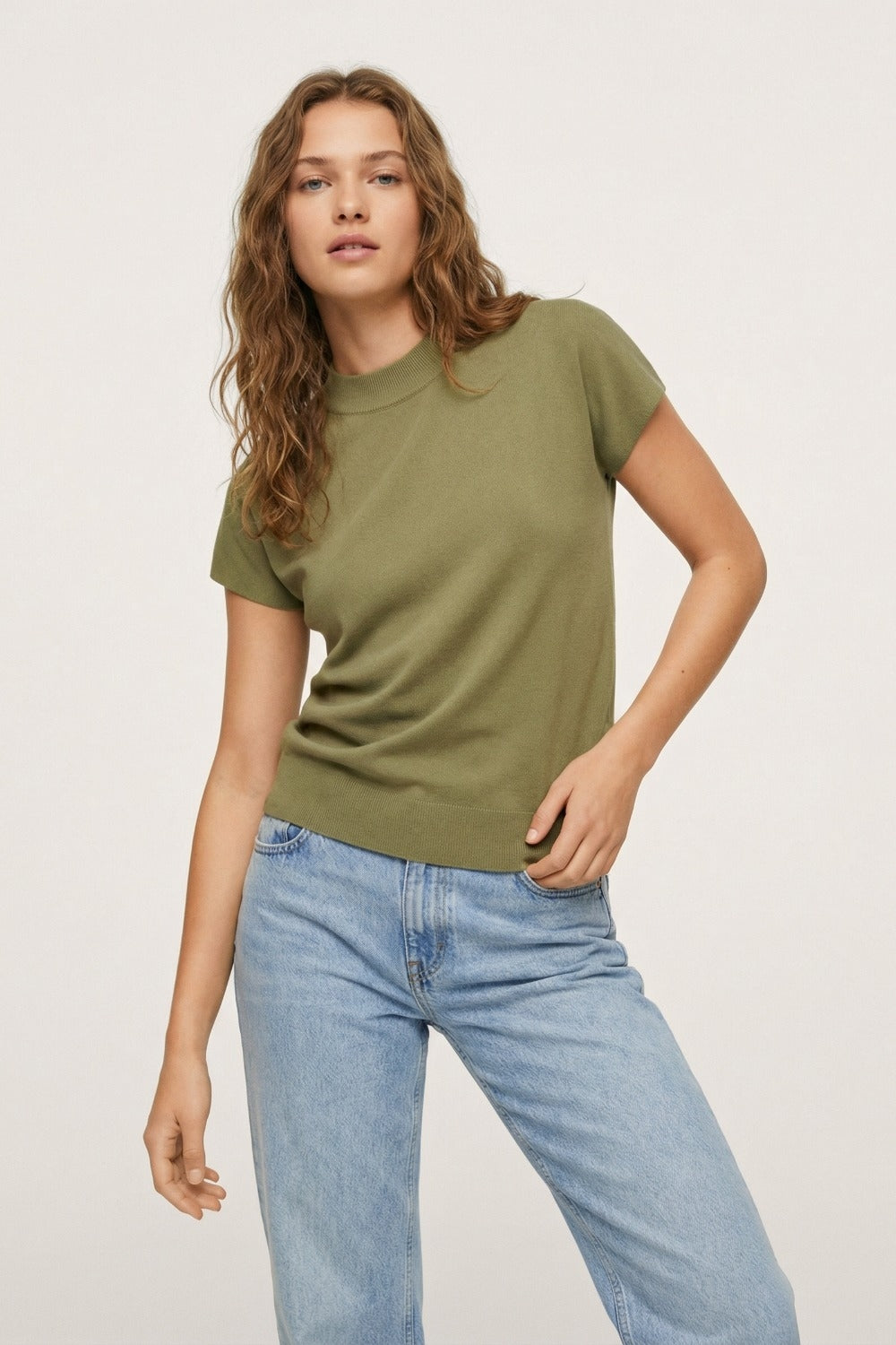 Maglione dolcevita color kaki con maniche corte aderenti