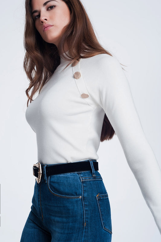 Q2 Maglione dolcevita crema con bottoni oro