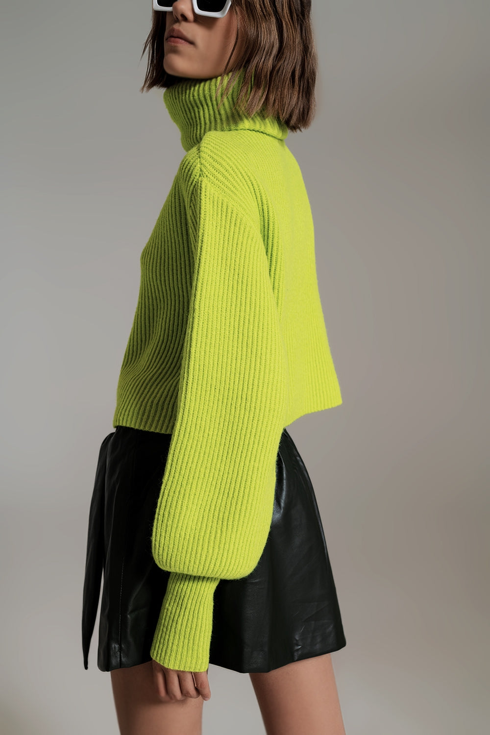 Maglione dolcevita in maglia a costine verde con maniche a palloncino