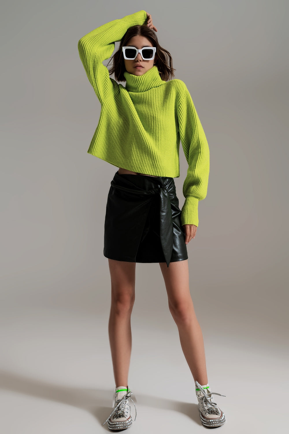 Maglione dolcevita in maglia a costine verde con maniche a palloncino