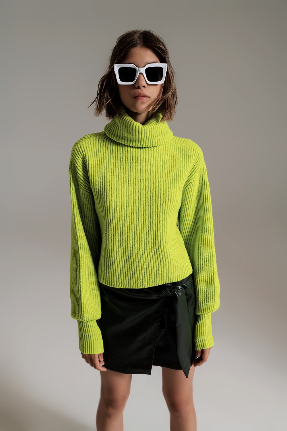 Maglione dolcevita in maglia a costine verde con maniche a palloncino