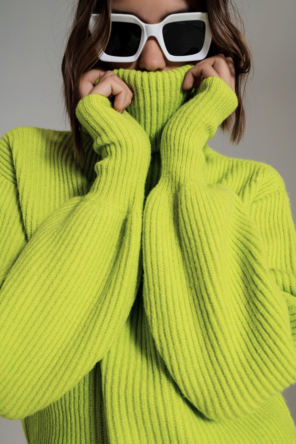 Maglione dolcevita in maglia a costine verde con maniche a palloncino