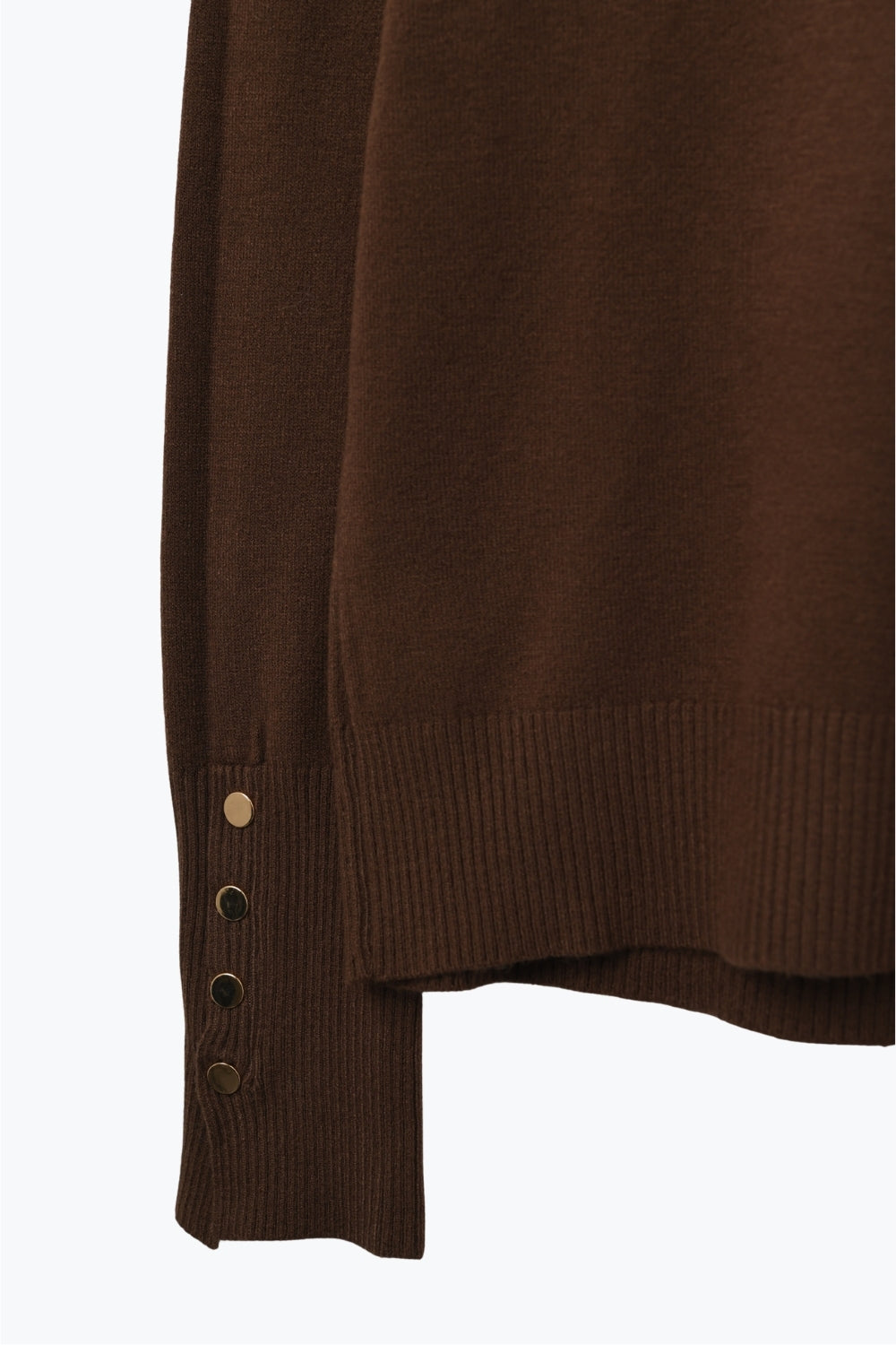 Maglione dolcevita marrone con bottoni dorati sul polsino