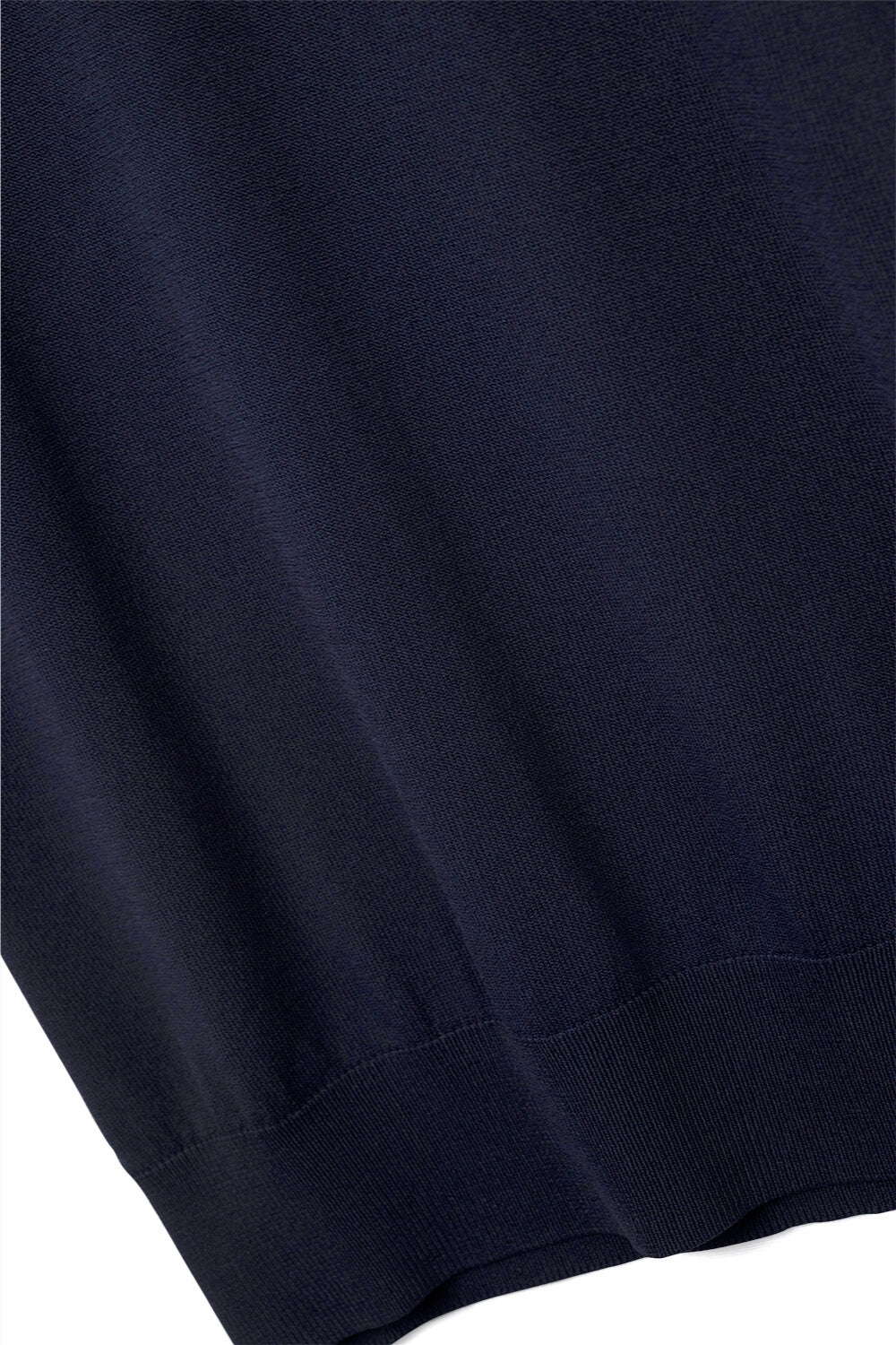Maglione dolcevita navy con maniche corte aderenti