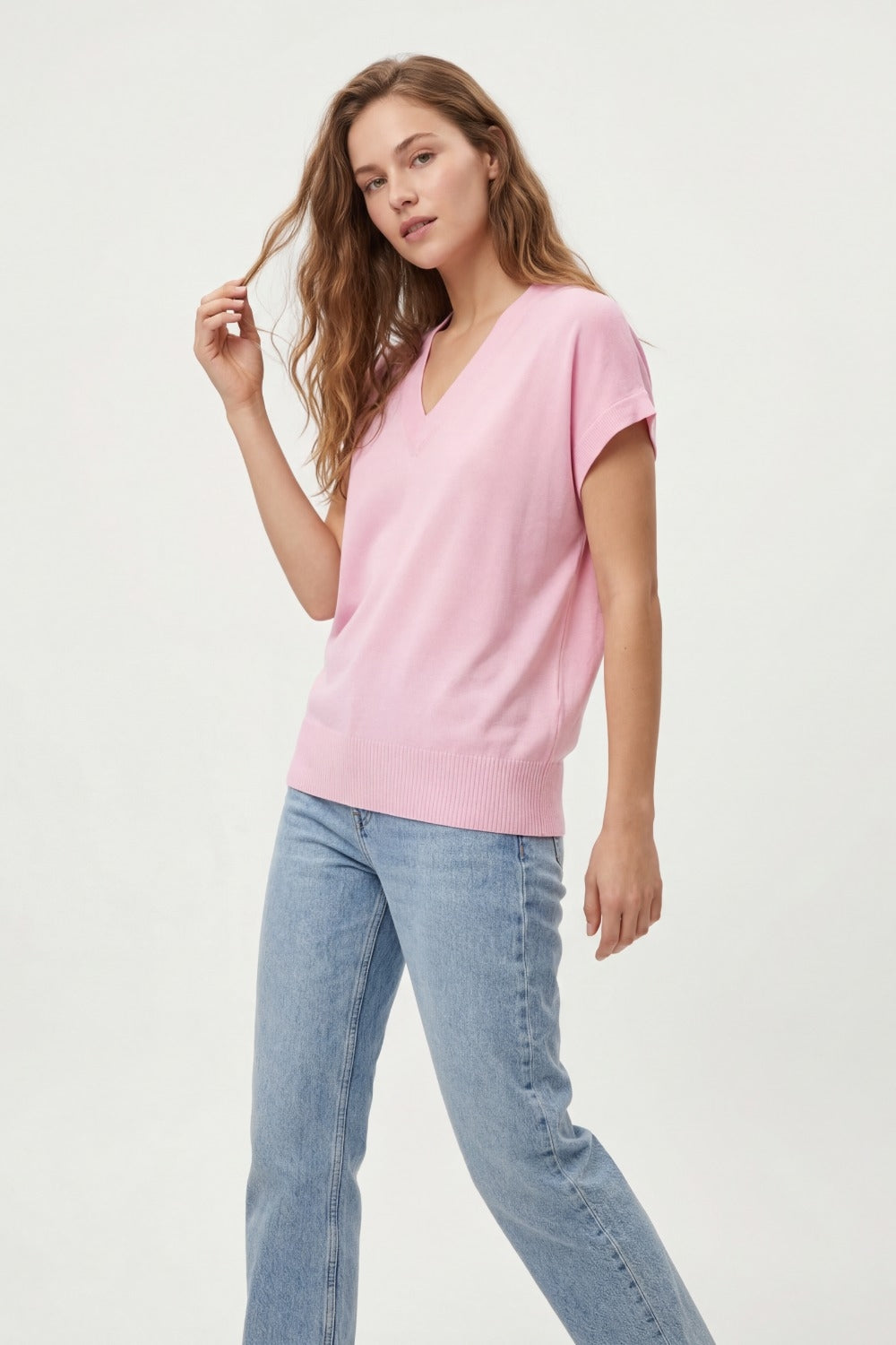 Maglione fine knit a V con orlo a coste in colore rosa