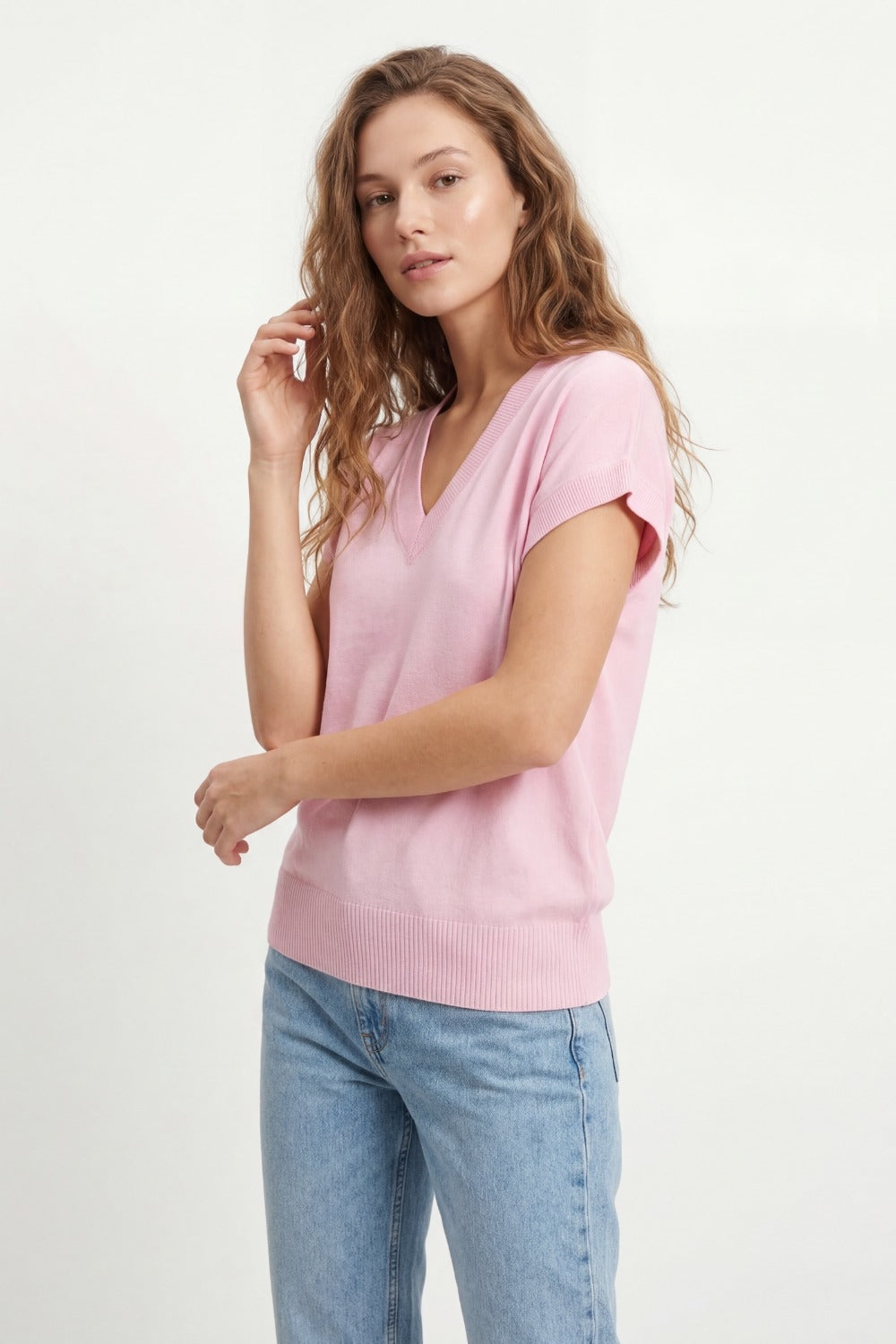 Maglione fine knit a V con orlo a coste in colore rosa
