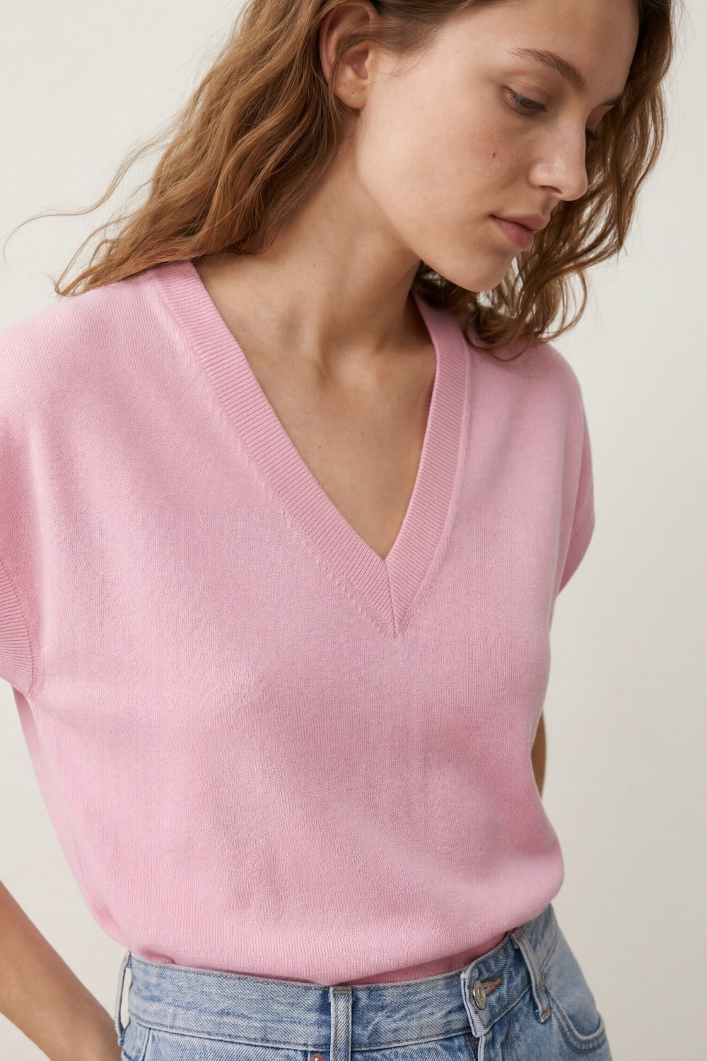 Maglione fine knit a V con orlo a coste in colore rosa