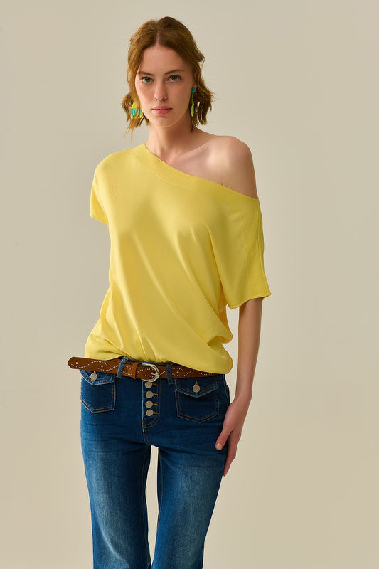 Q2 Maglione giallo a barchetta con maniche scese