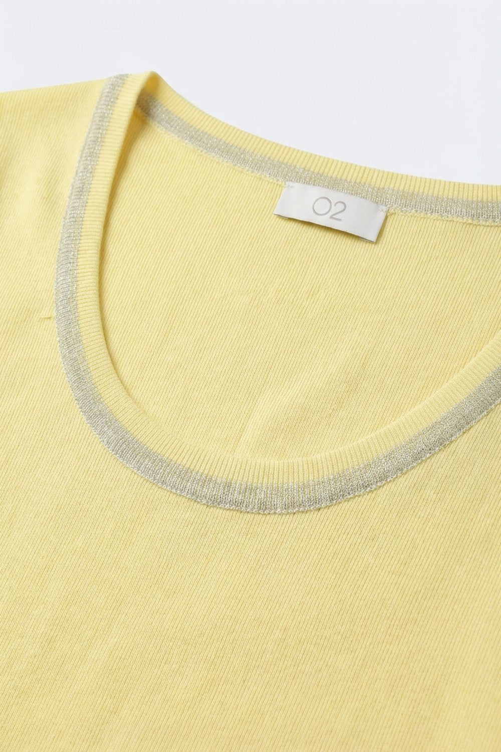 Maglione giallo a coste con scollo rotondo e finiture in lurex lucido
