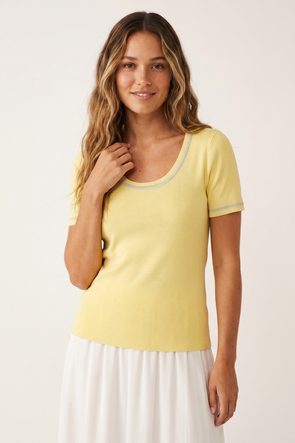 Maglione giallo a coste con scollo rotondo e finiture in lurex lucido