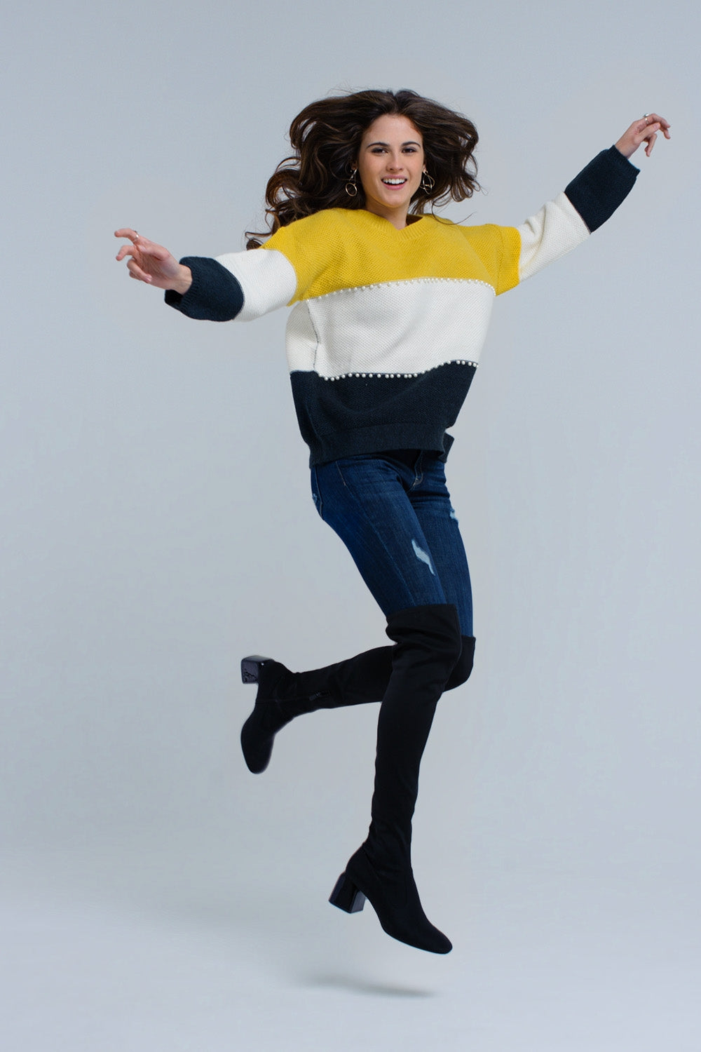 Maglione giallo a maglia con perle