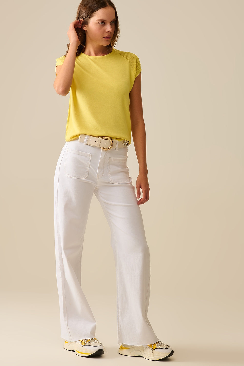 Maglione giallo a maniche corte con rete a maglia sulla spalla