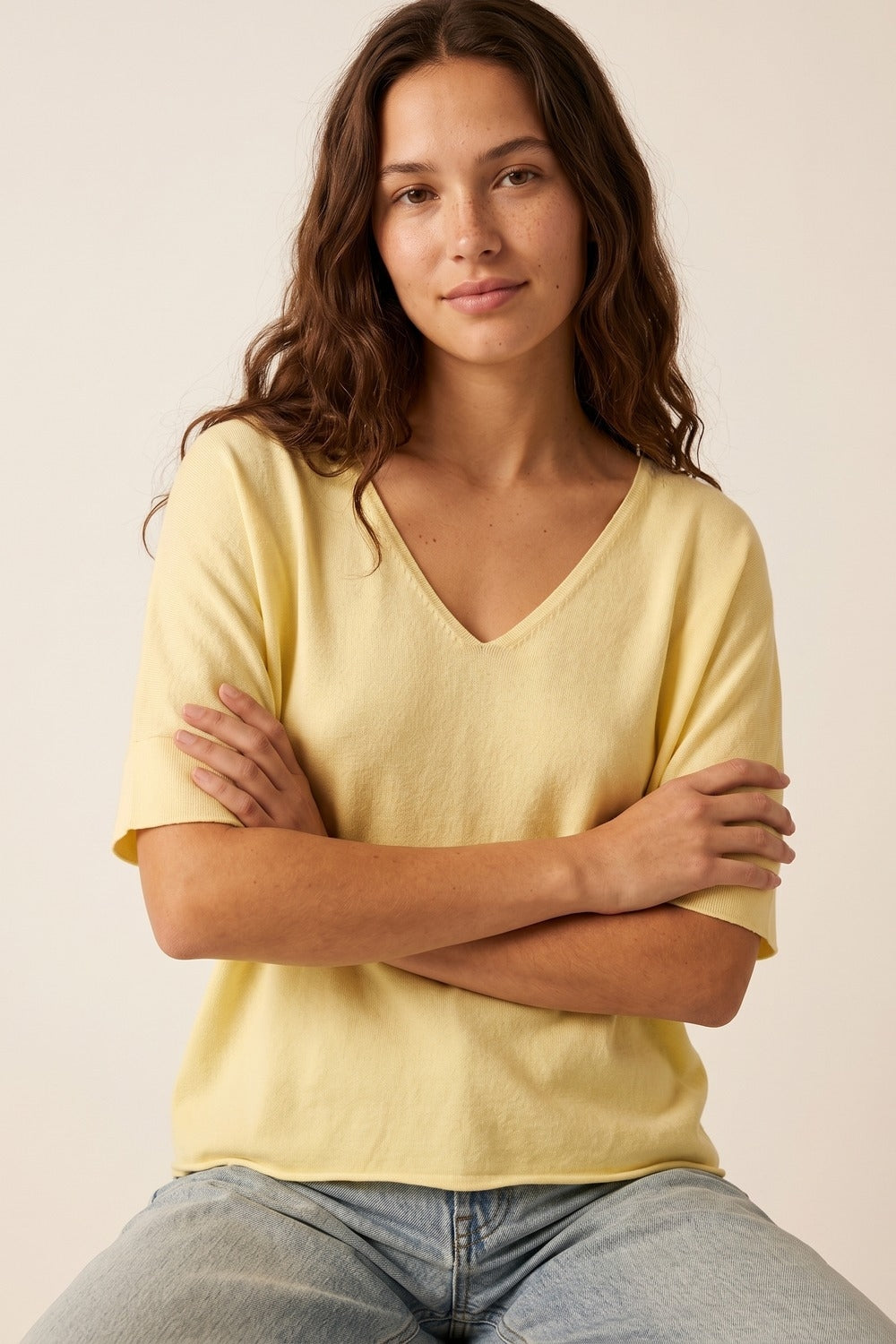 maglione giallo burro con scollo a V e maniche corte a vestibilità rilassata