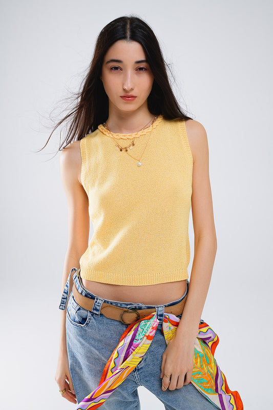 Q2 Maglione giallo senza maniche con scollo a giro e dettaglio a treccia sulla scollatura
