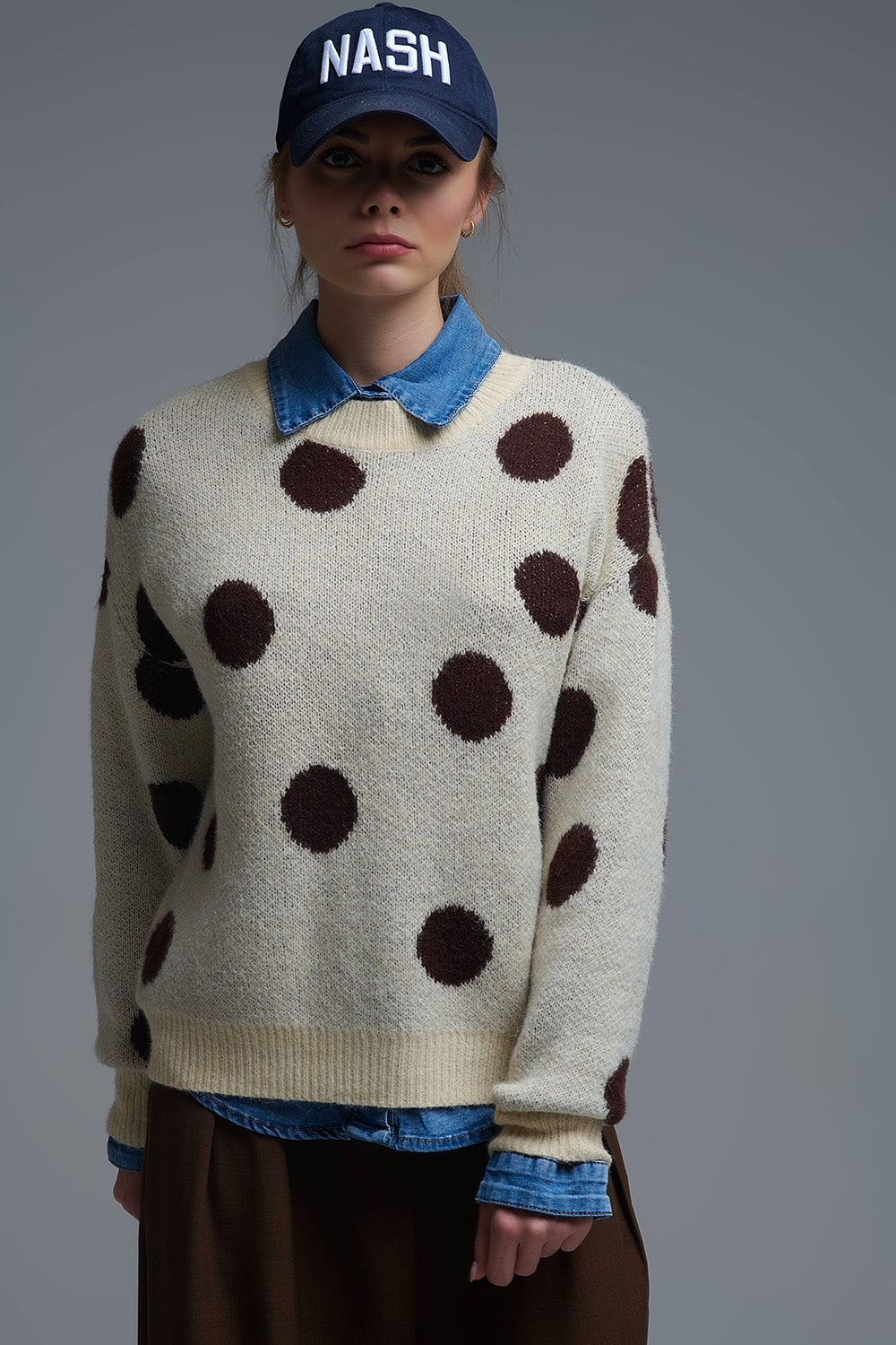 Maglione girocollo crema con pois marroni