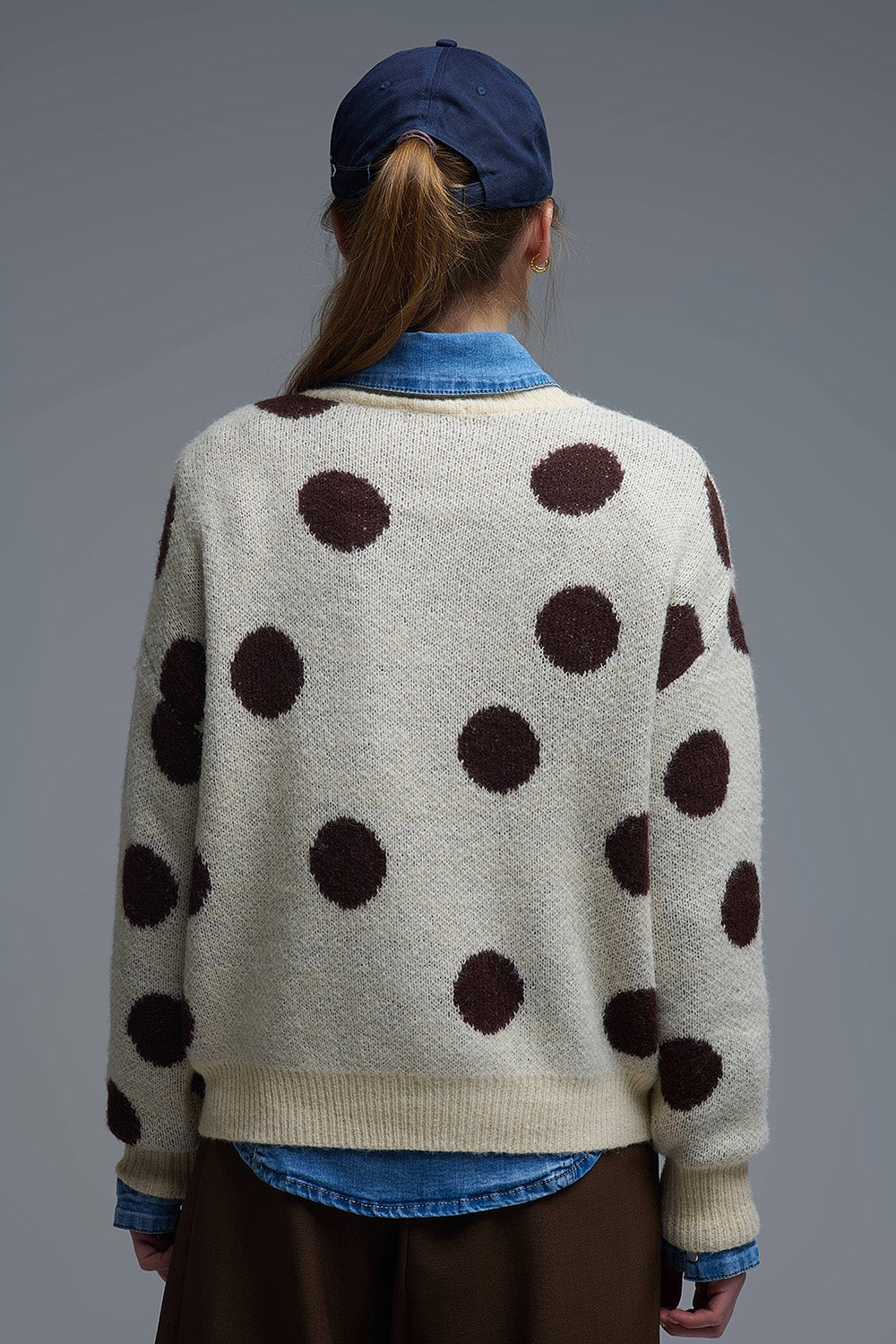 Maglione girocollo crema con pois marroni