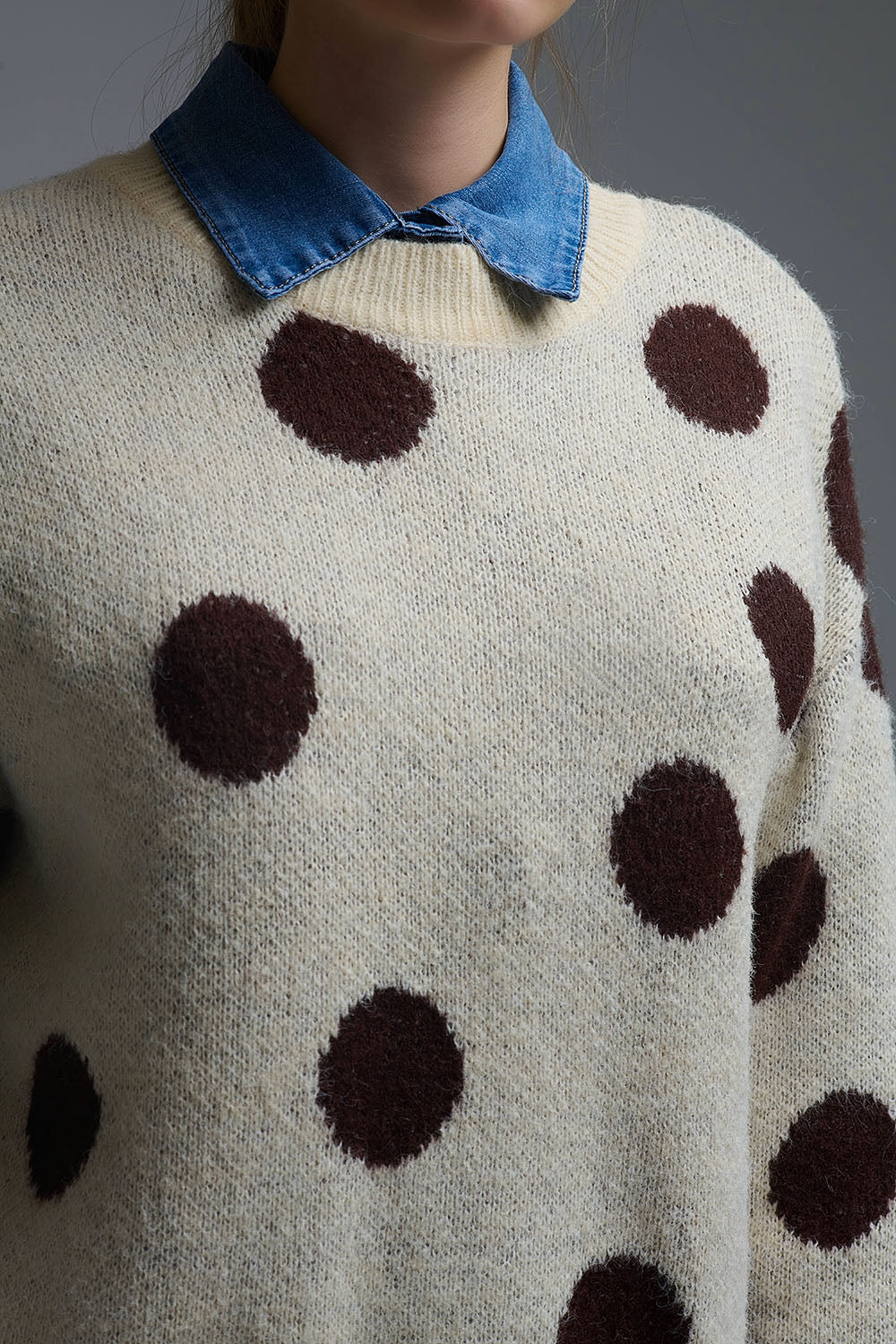 Maglione girocollo crema con pois marroni