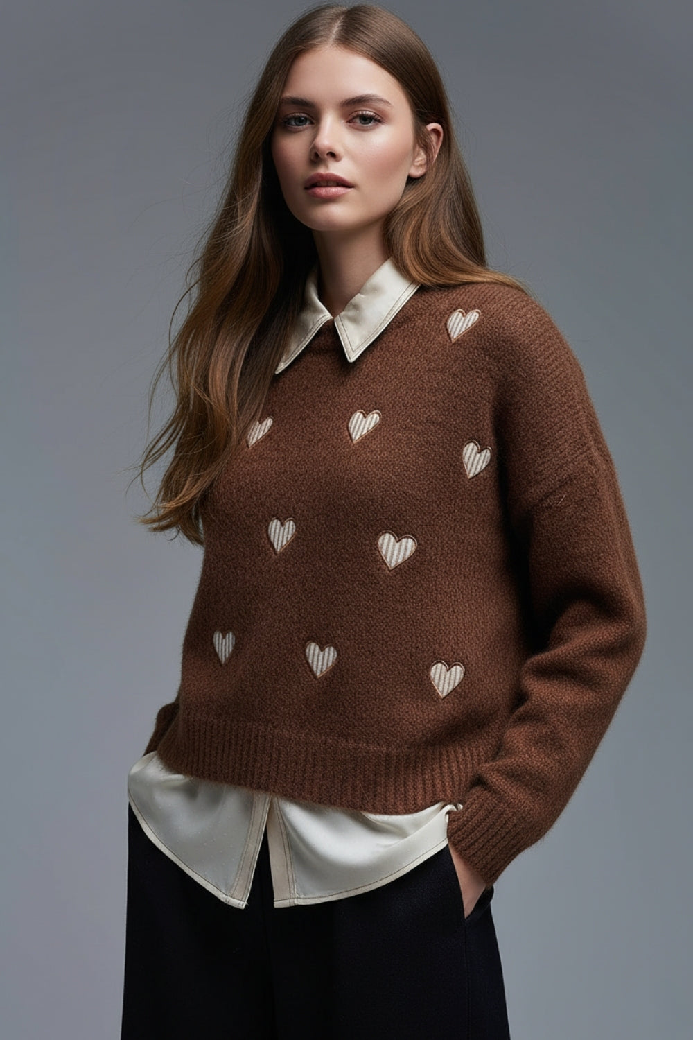 Q2 Maglione girocollo marrone con cuori a righe