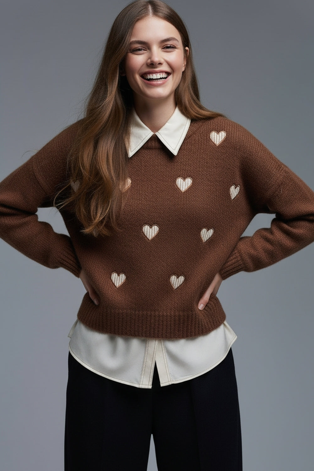 Maglione girocollo marrone con cuori a righe