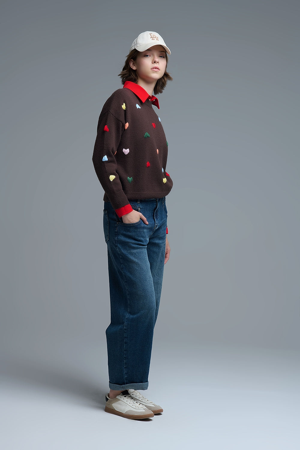 Maglione girocollo marrone con cuori ricamati multicolore