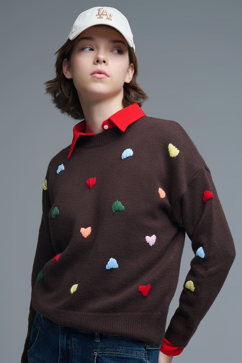 Q2 Maglione girocollo marrone con cuori ricamati multicolore