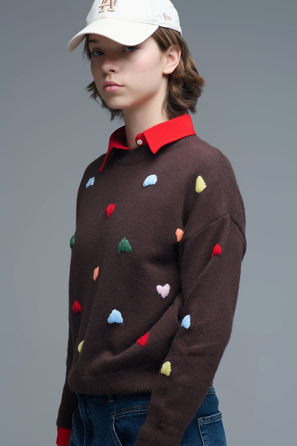 Maglione girocollo marrone con cuori ricamati multicolore