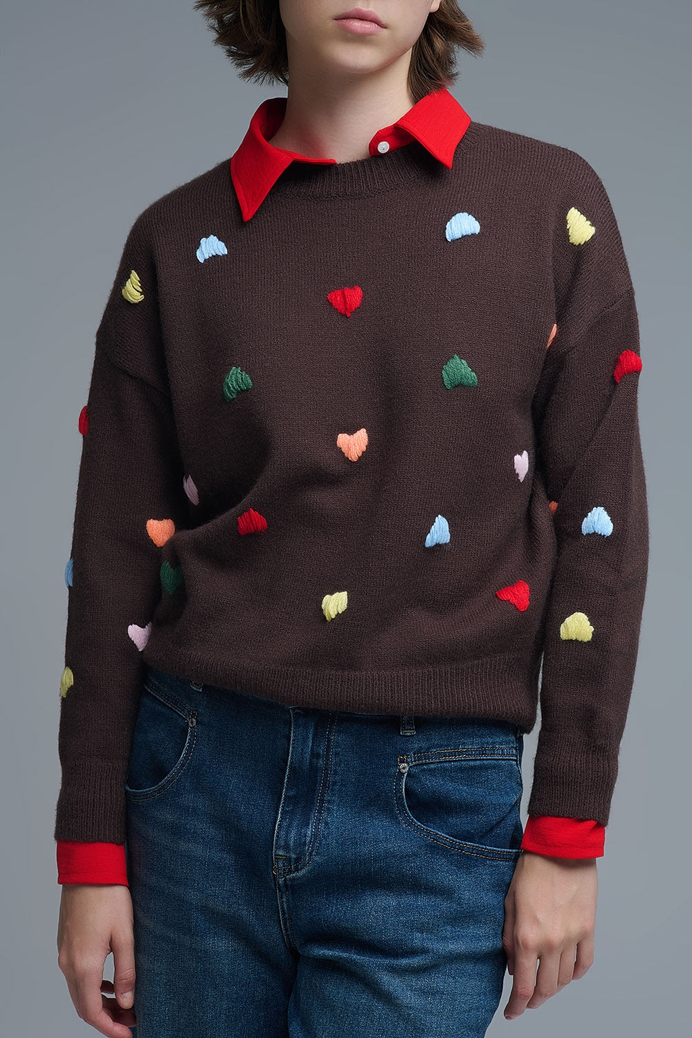 Maglione girocollo marrone con cuori ricamati multicolore