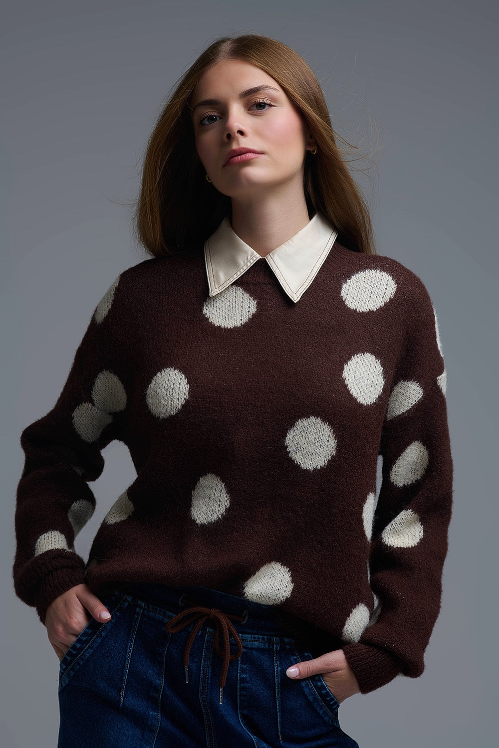 Q2 Maglione girocollo marrone con pois crema