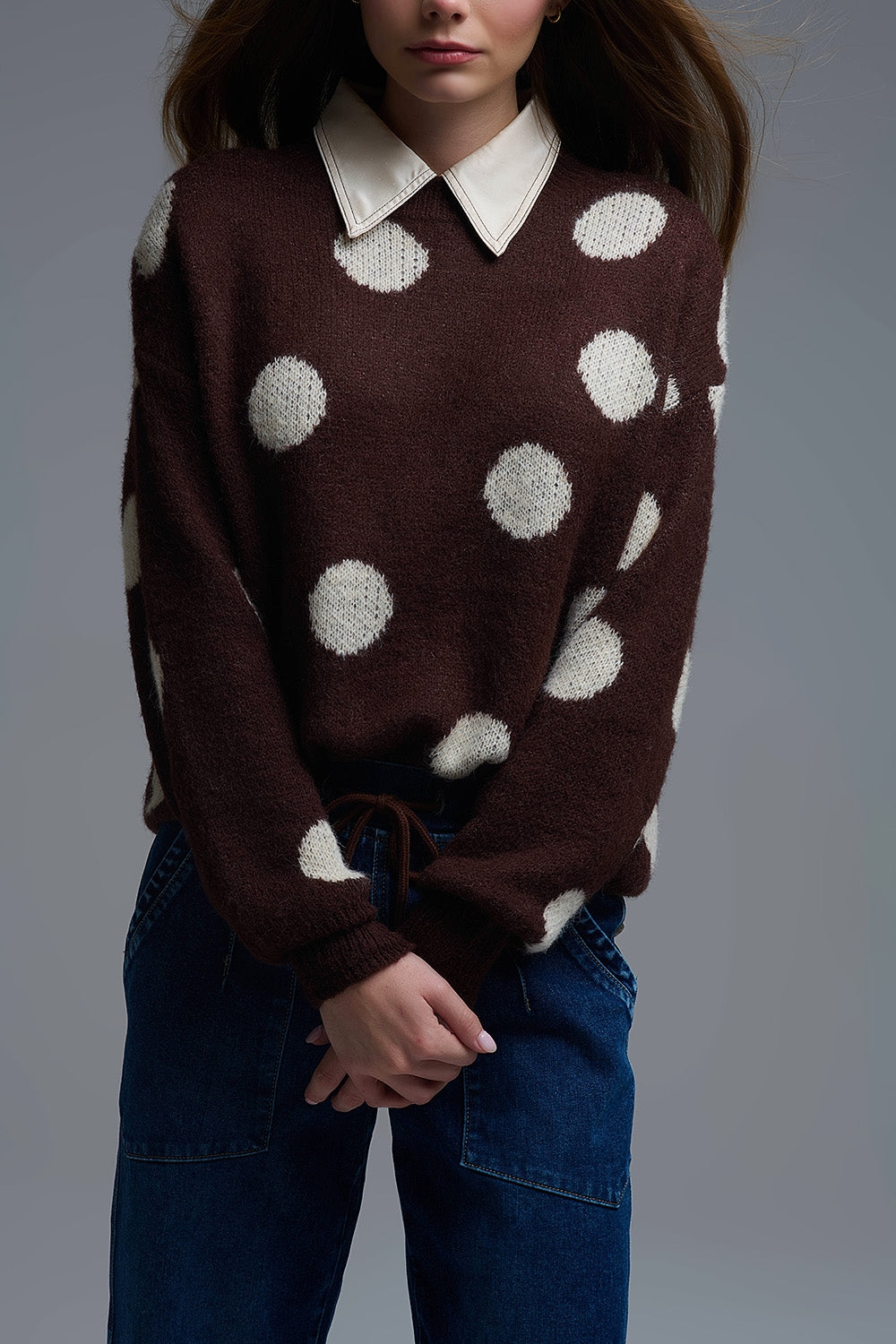 Maglione girocollo marrone con pois crema