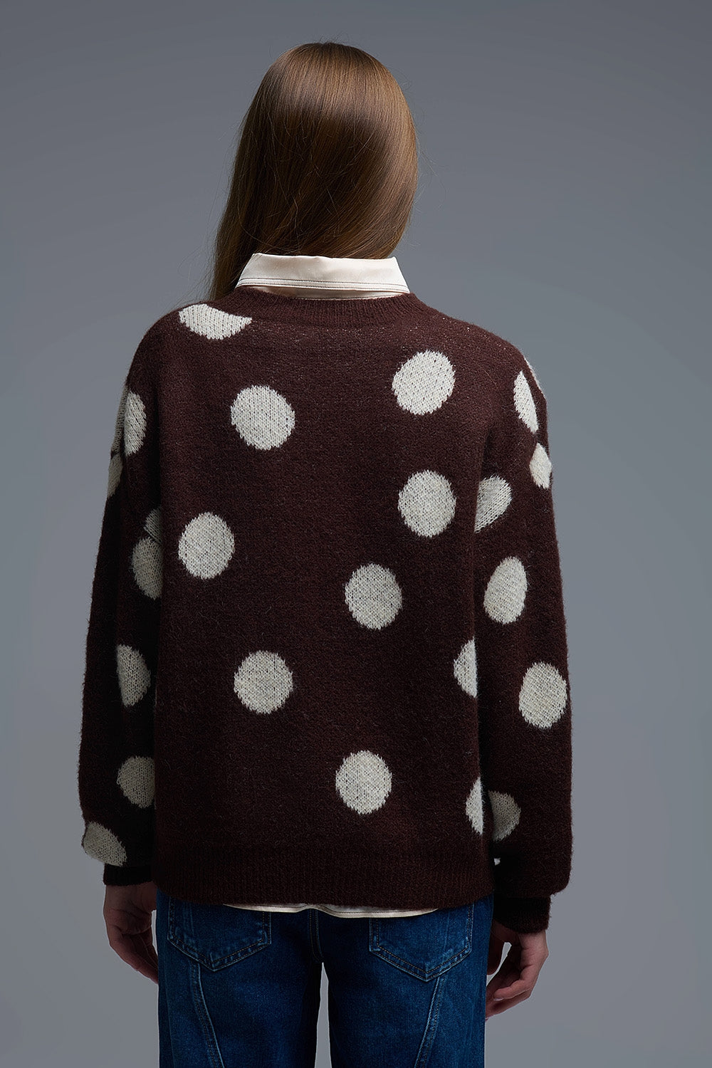 Maglione girocollo marrone con pois crema