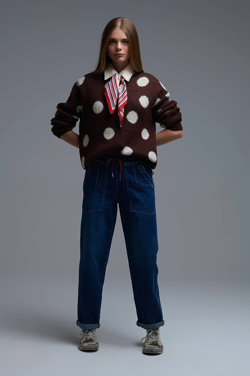 Maglione girocollo marrone con pois crema