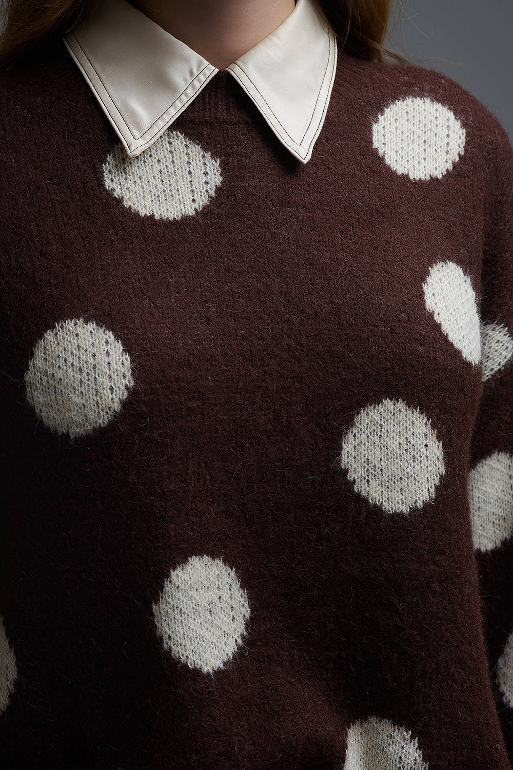 Maglione girocollo marrone con pois crema