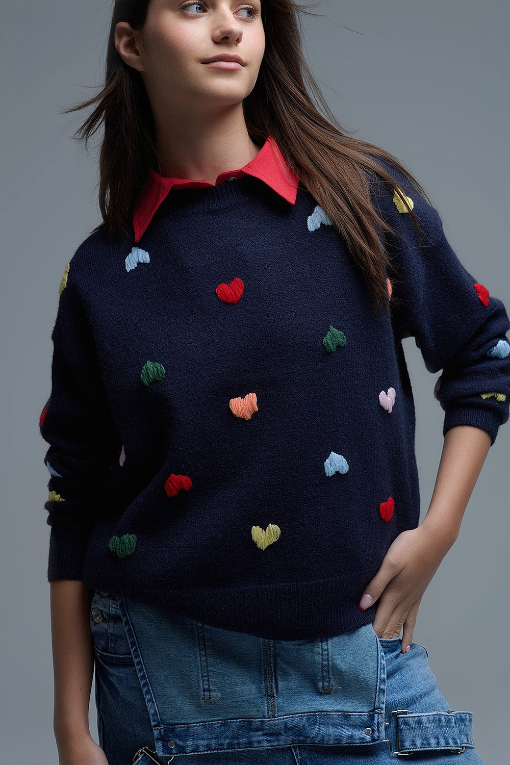 Q2 Maglione girocollo navy con cuori ricamati multicolor