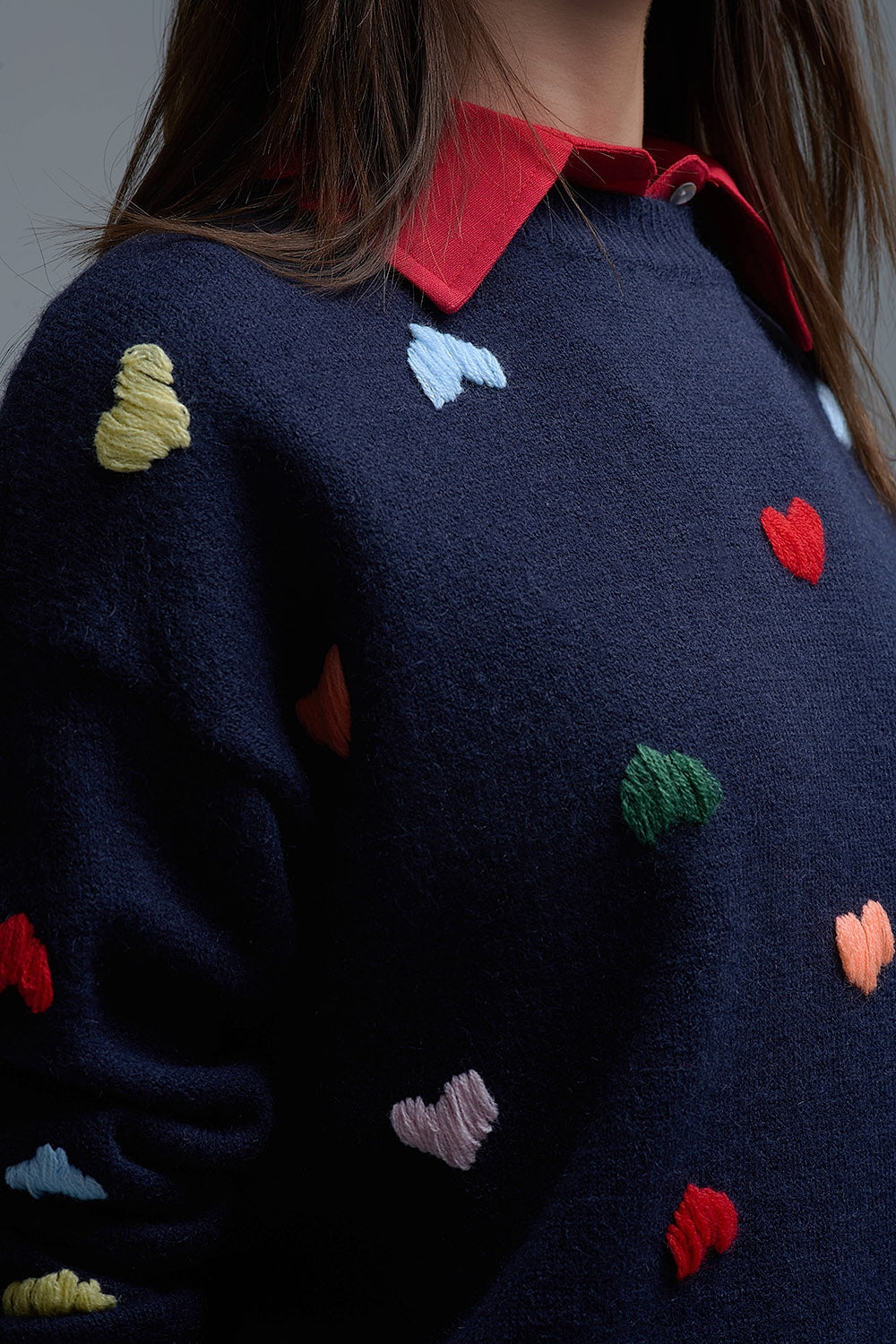 Maglione girocollo navy con cuori ricamati multicolor