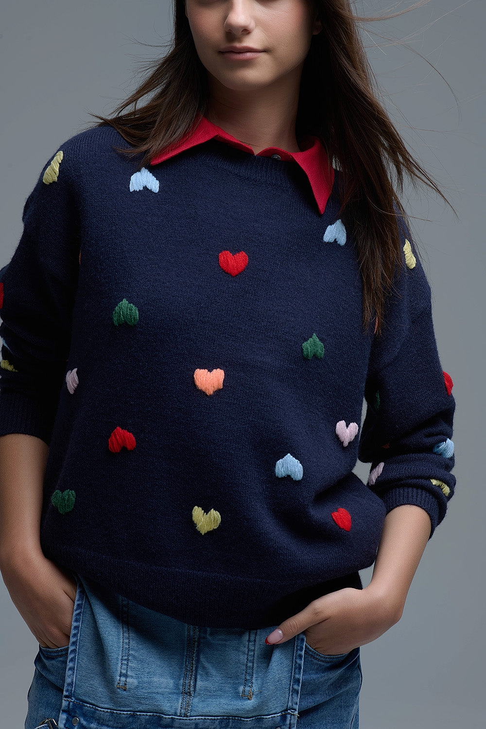 Maglione girocollo navy con cuori ricamati multicolor