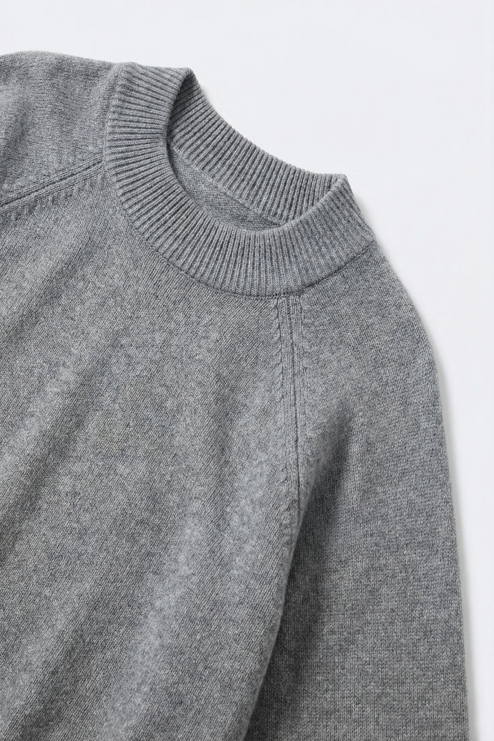 Maglione grigio a coste con maniche a palloncino