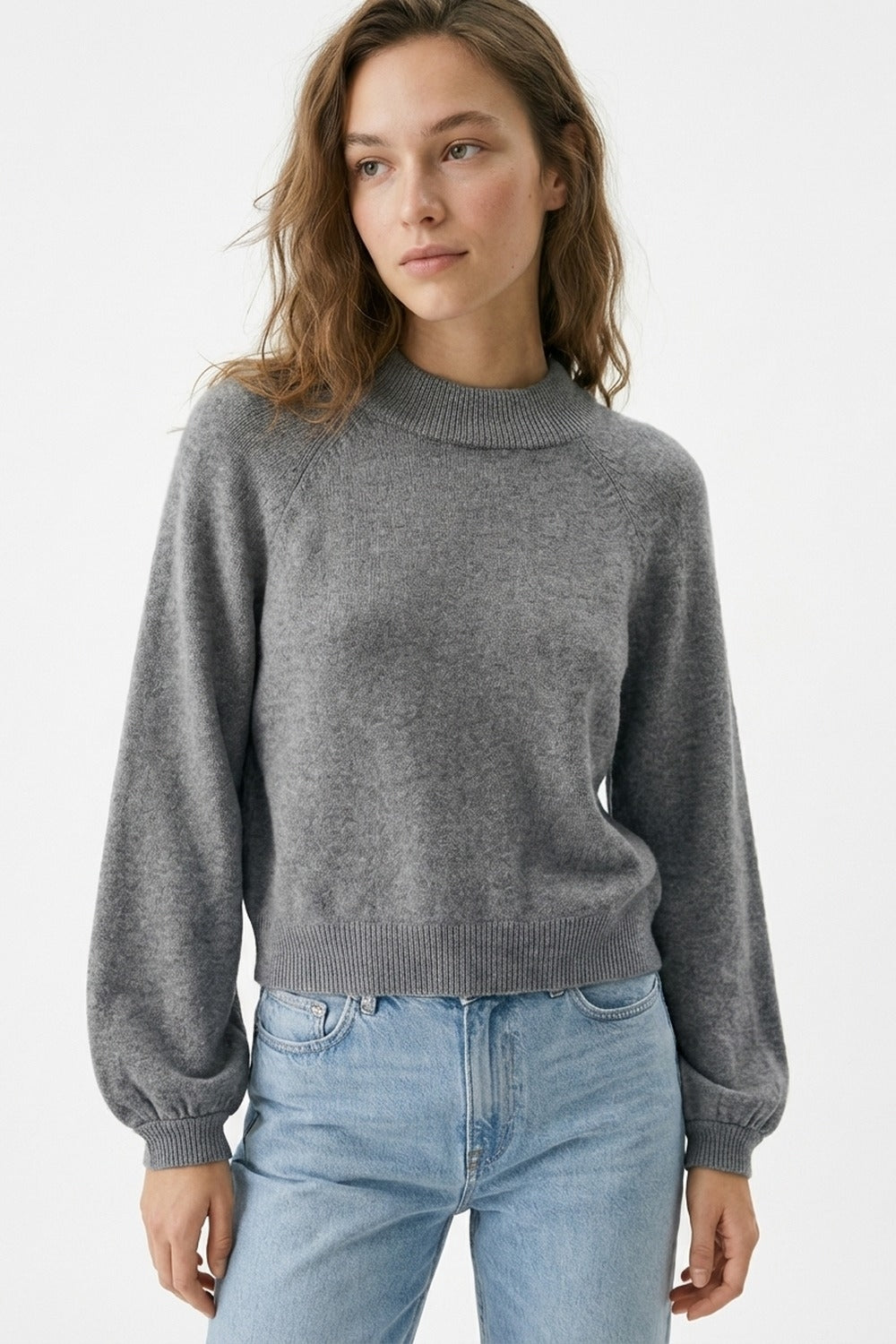 Maglione grigio a coste con maniche a palloncino