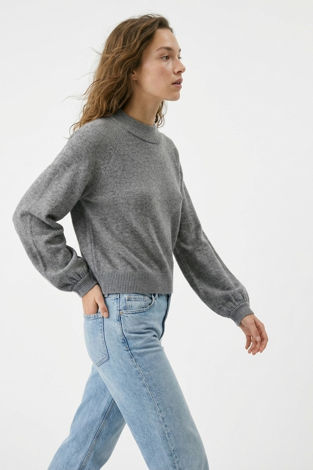 Maglione grigio a coste con maniche a palloncino