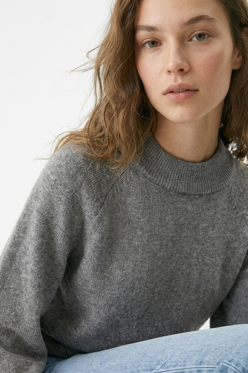 Maglione grigio a coste con maniche a palloncino