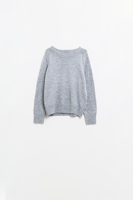 Q2 Maglione grigio a girocollo con dettaglio di cucitura sulla manica
