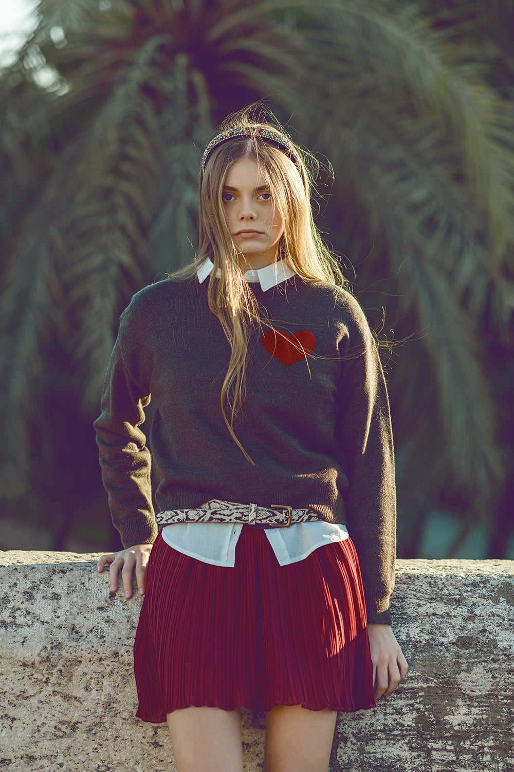 maglione grigio carbone con dettaglio cuore rosso