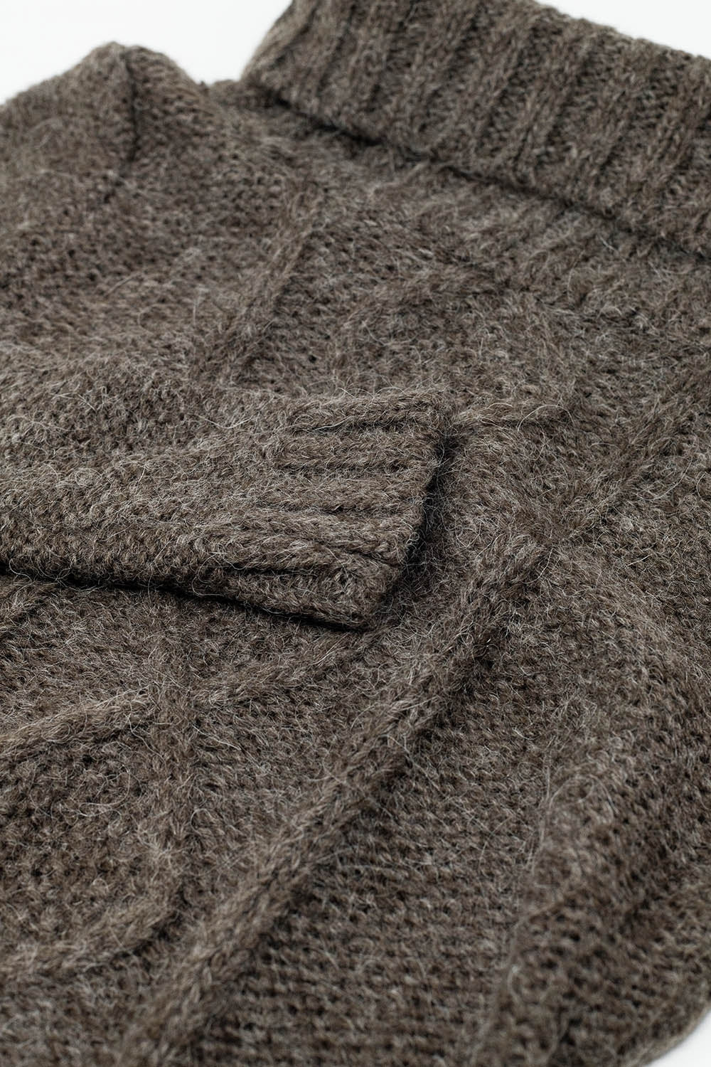Maglione grigio con design a maglia a cavi e collo alto