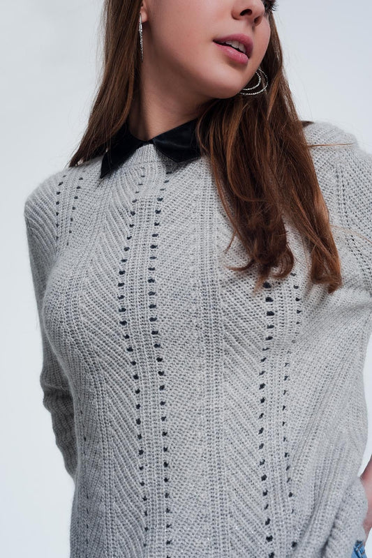 Q2 Maglione grigio con dettagli traforati