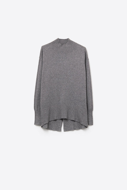 Q2 Maglione grigio con dettaglio aperto sulla schiena