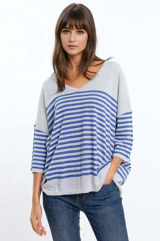 Q2 Maglione grigio con strisce blu e scollo a V