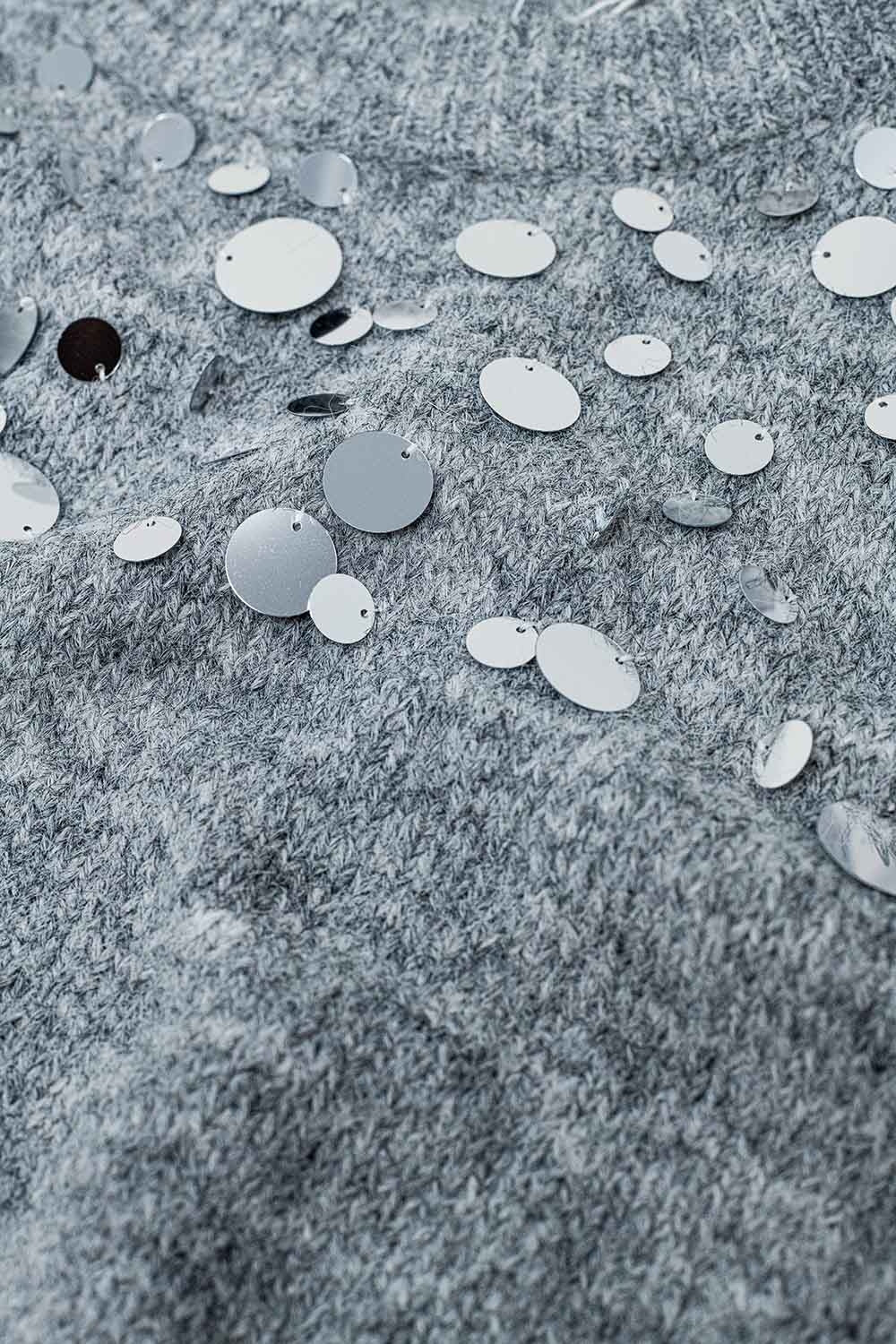 Maglione grigio in maglia morbida con grandi dettagli in paillettes