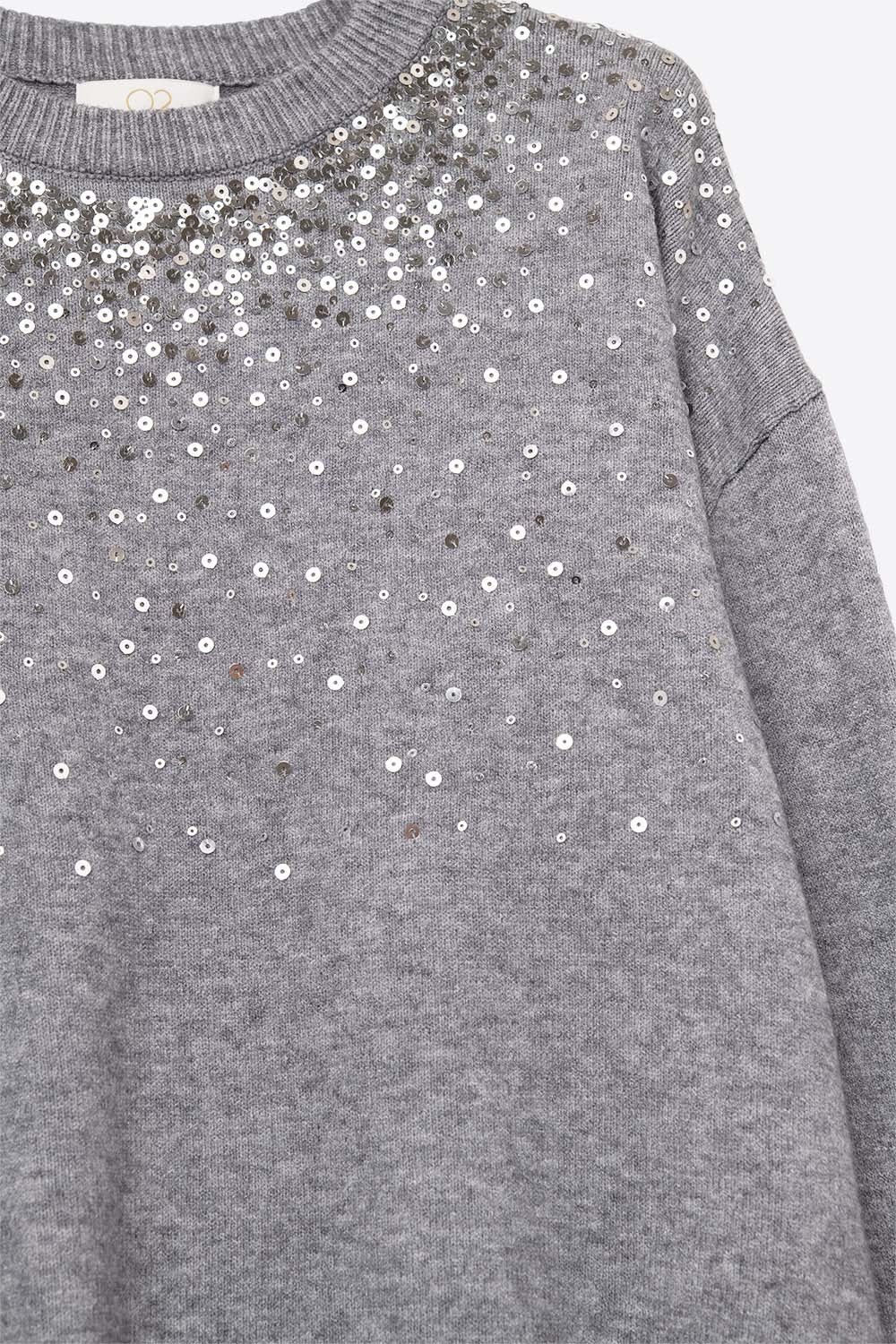Maglione grigio in maglia morbida impreziosito da paillettes sul davanti